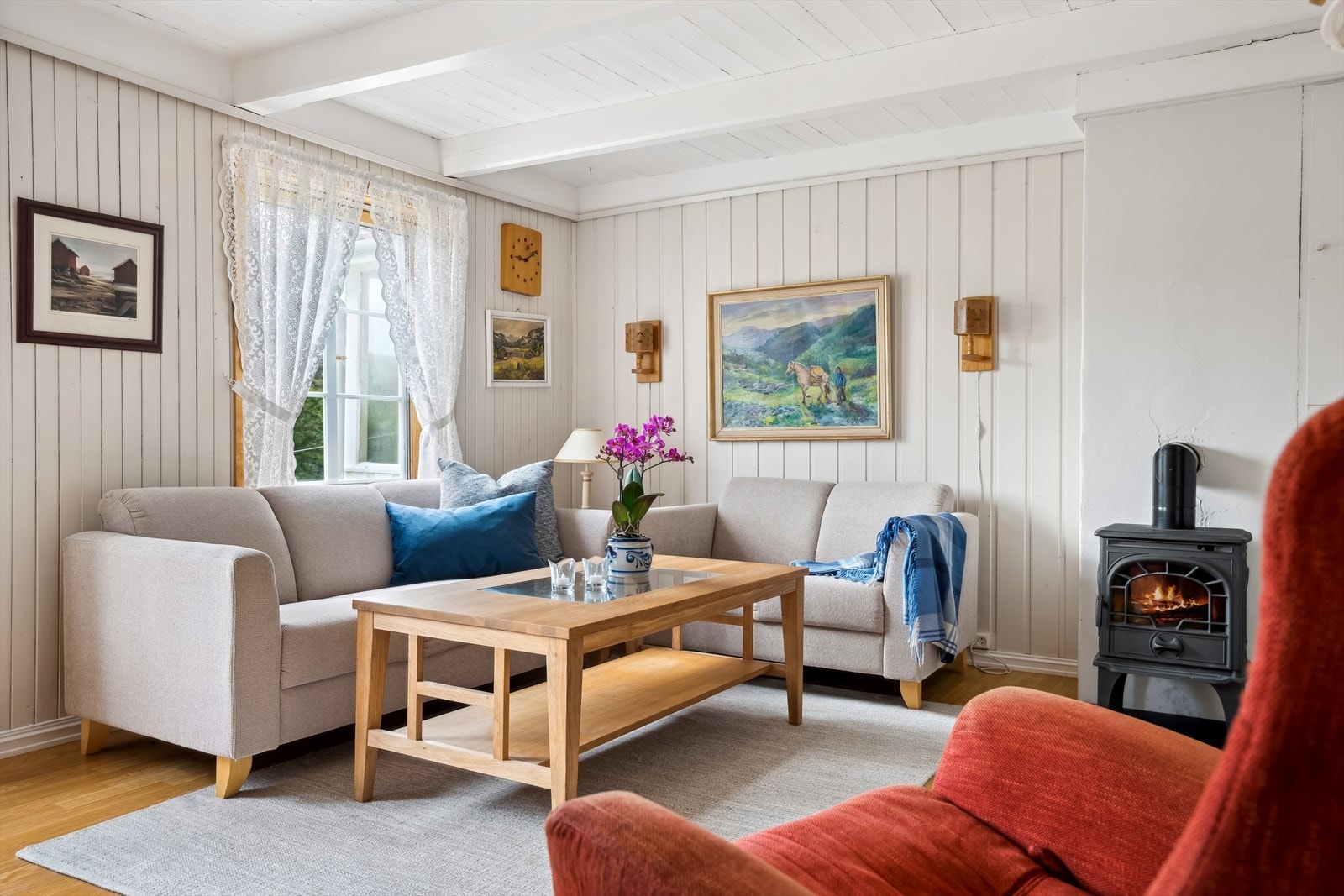 I stue nr. 2 er overflatene malt i lyse farger. Galleribilde