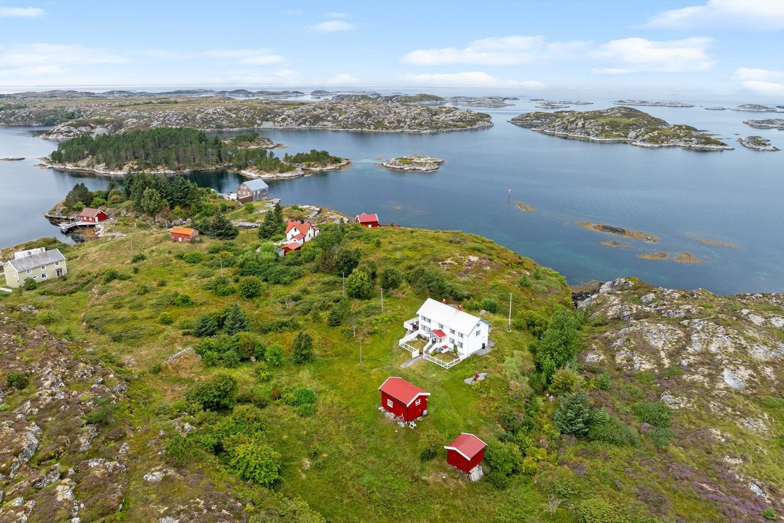 Her kan du boltre deg på ca. 8 mål tomt i naturskjønne omgivelser. Galleribilde