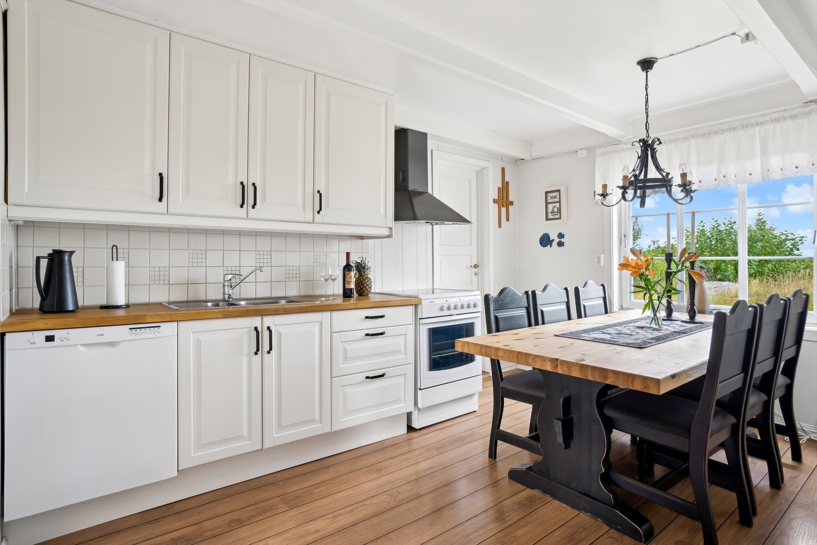 Kjøkkenet ligger mellom stue 1 og stue 2. Her er det god plass til spisebord for flere personer. Galleribilde