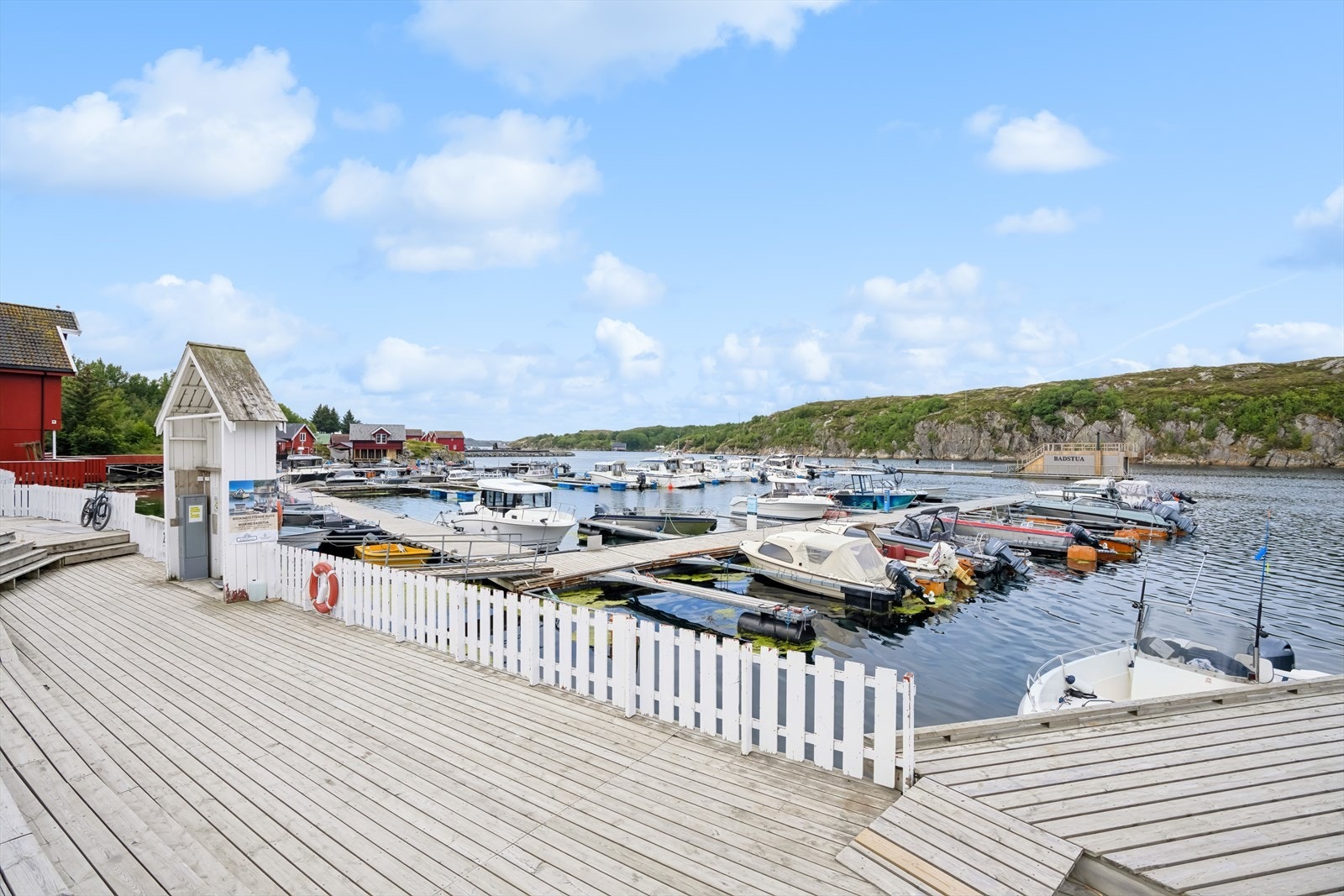 Kvenvær - Her er det tilgang på båtplass. Her finner du også restaurant og nærbutikk. Galleribilde