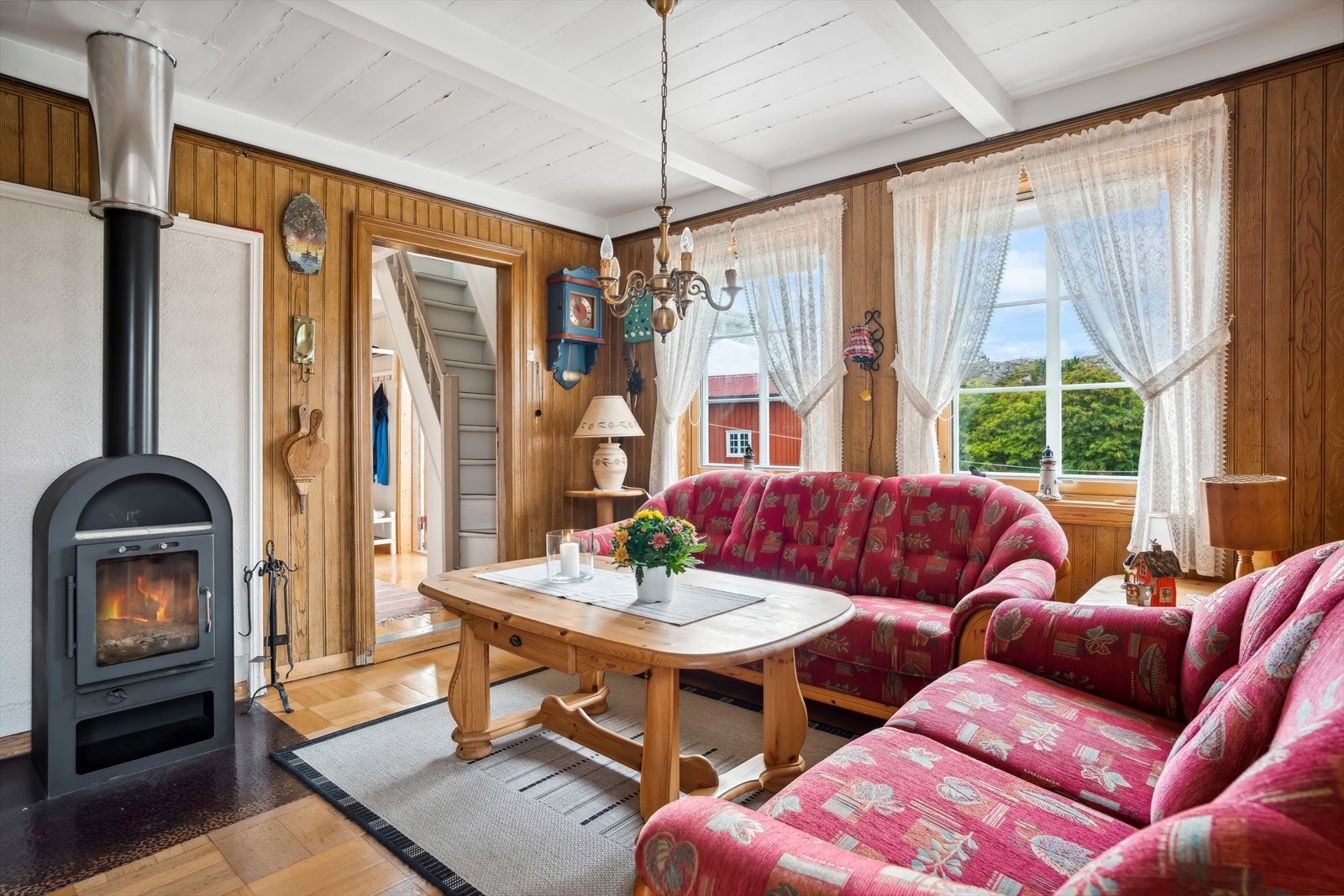 Hovedhuset er på ca. 140 kvm og går over 2 etasjer. Dette bildet er fra den ene stuen. Galleribilde