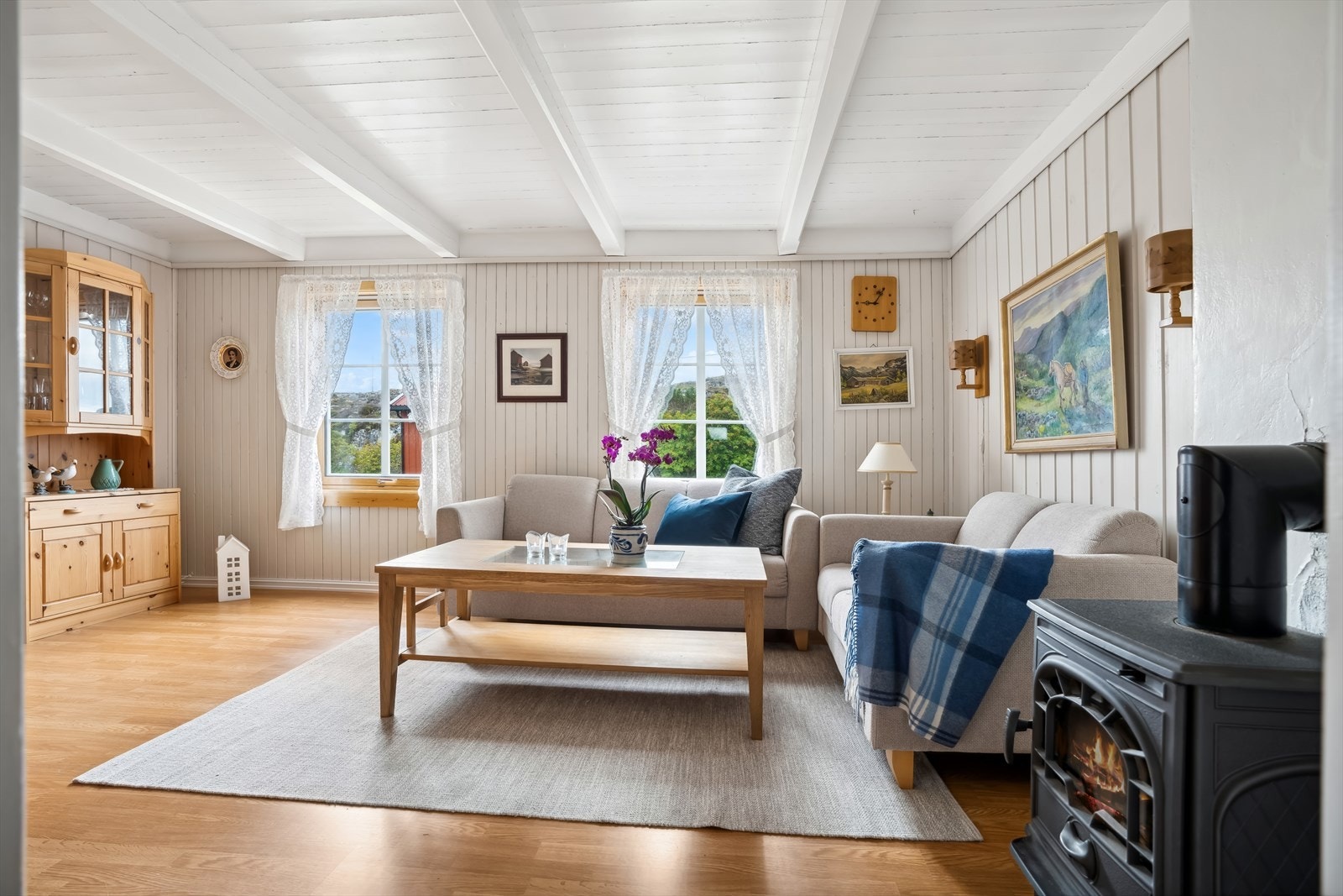 Stuen oppleves som lys og romslig og gir mange valg med tanke på møblering. Galleribilde