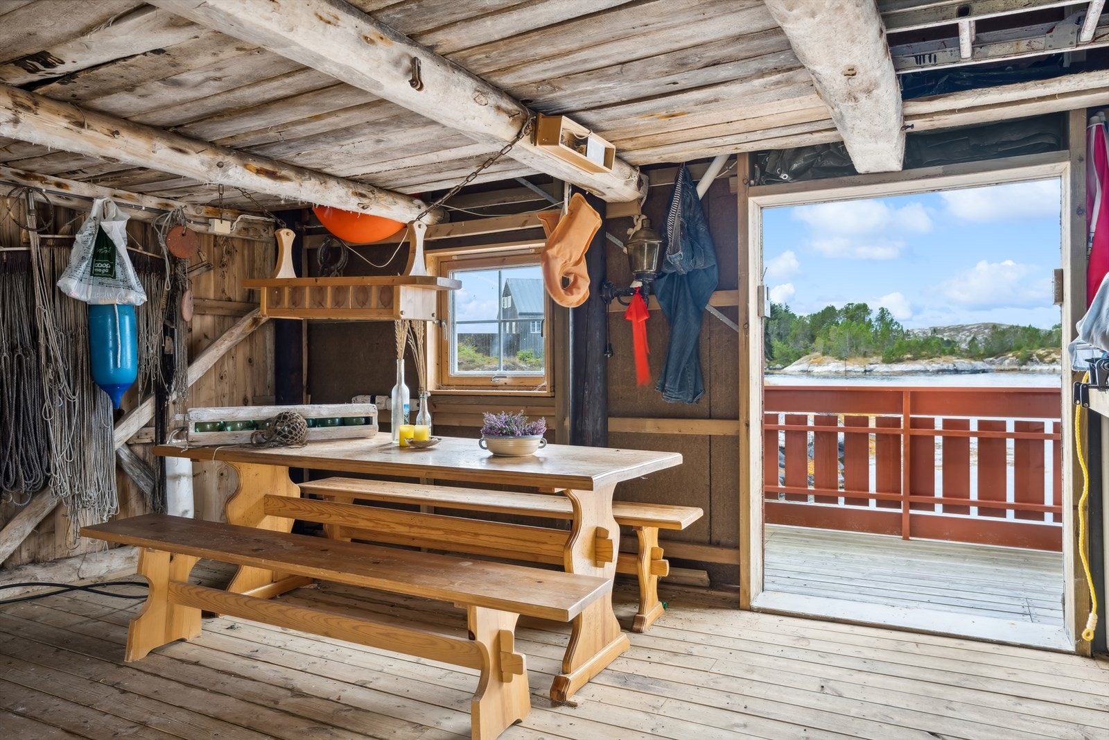 Her kan du gjøre deg klar for en fin dag på sjøen. Det er hems for lagring ovenpå. Galleribilde