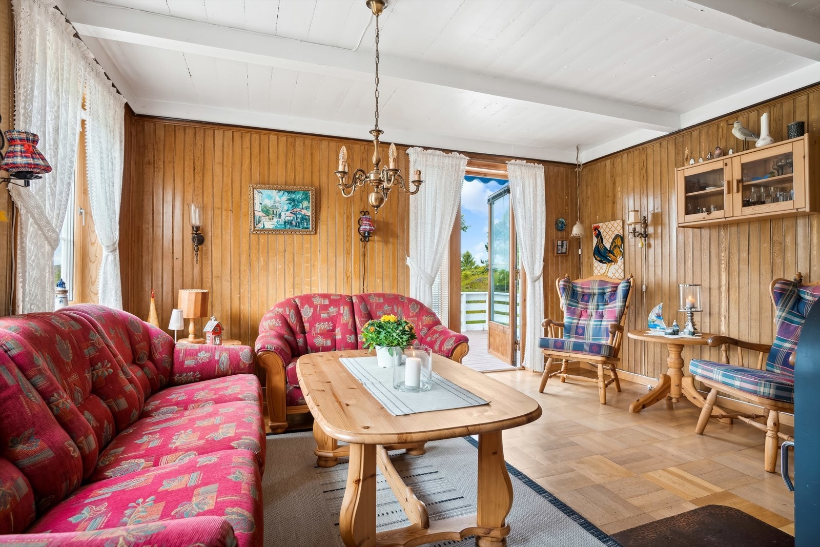 Fra stuen er det utgang til boligens terrasse. Galleribilde