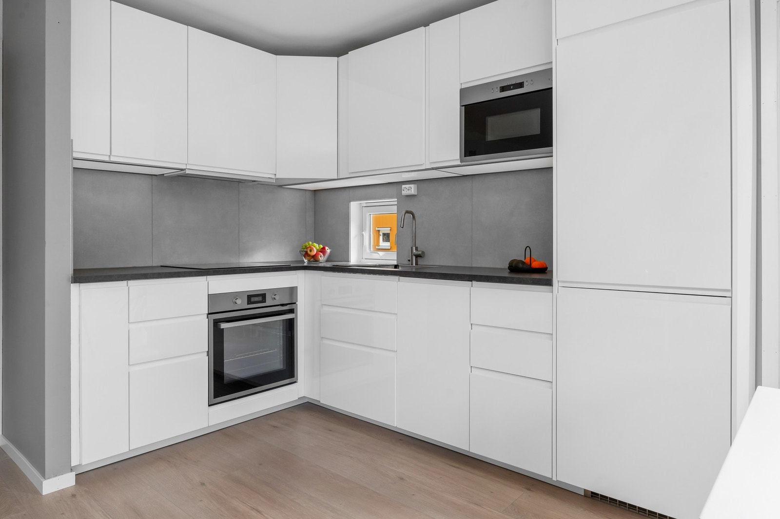 Du har godt med oppbevaringsplass i kjøkkenets mange skuffer og skap. Galleribilde