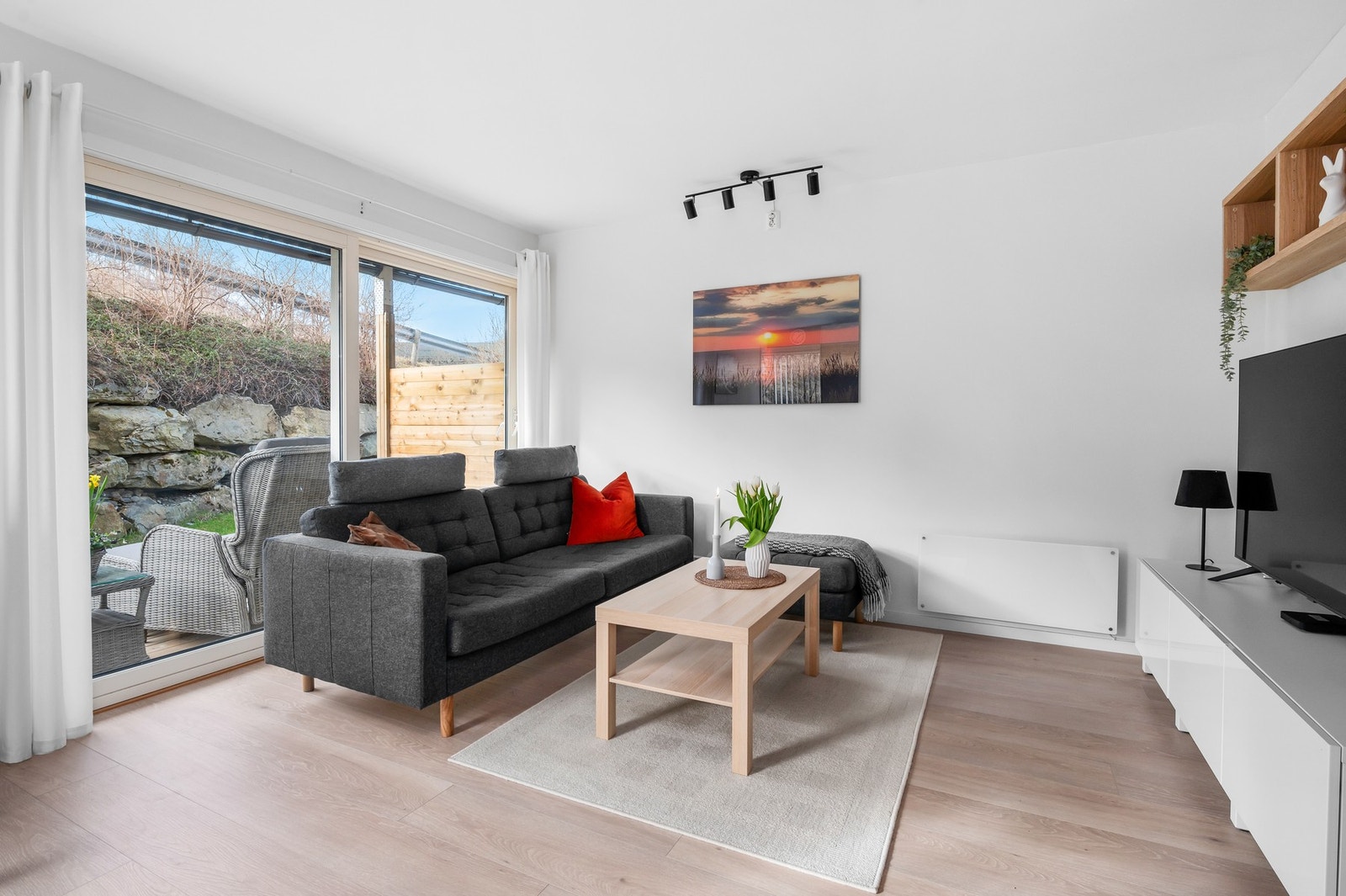 Du har en lys og arealeffektiv stue/kjøkken løsning på 15 kvm. Galleribilde