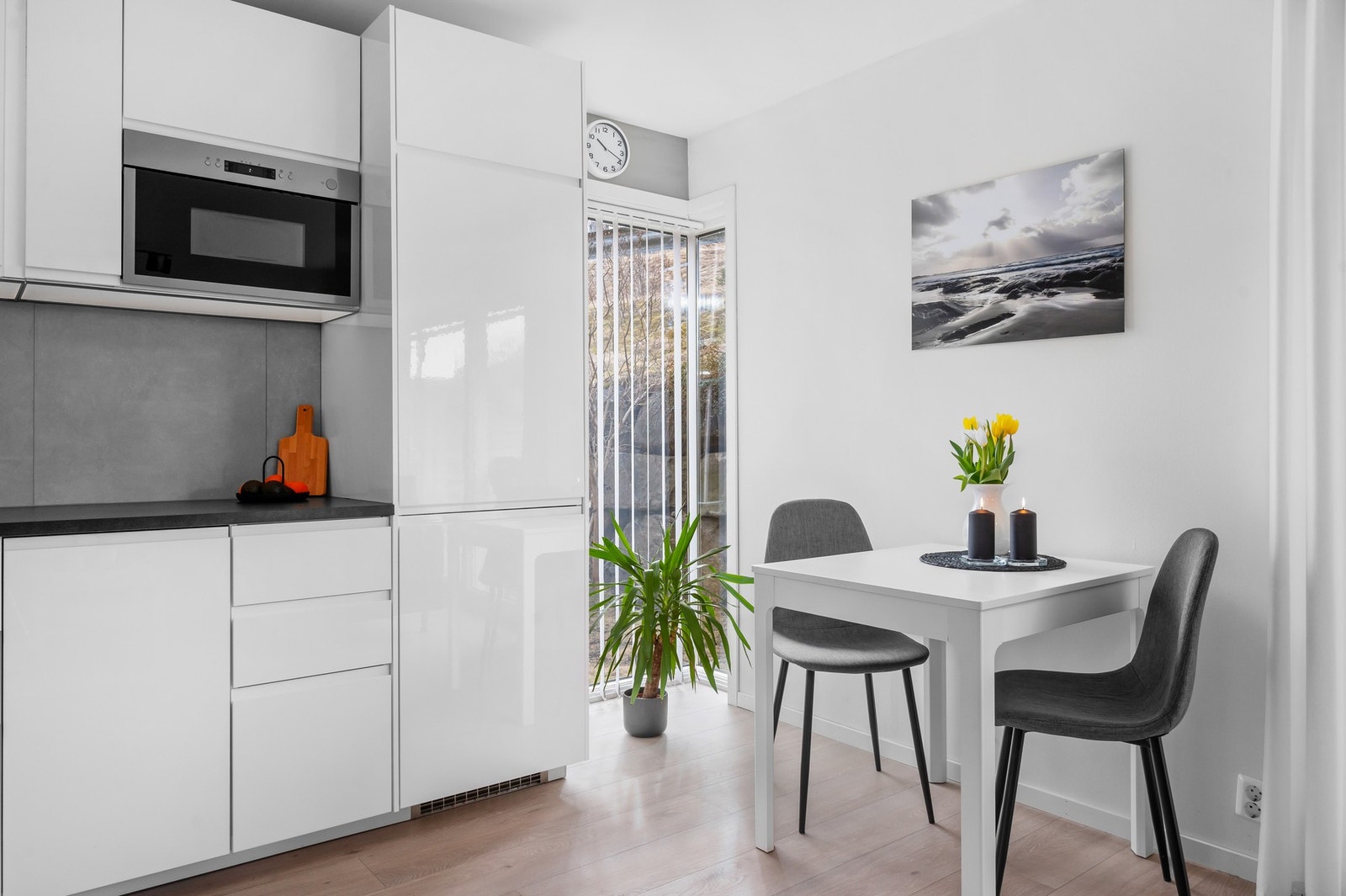 De store vindusoverflatene vil gi en romslig følelse i rommet. Galleribilde