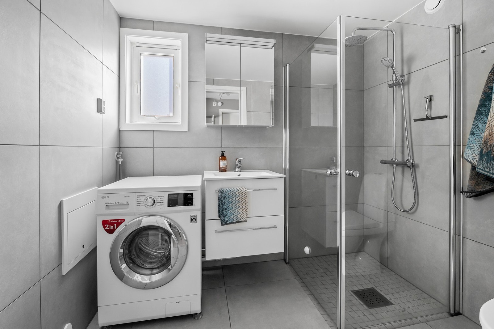 Du har et helfliset og innbydende bad på 4,5 kvm. Galleribilde