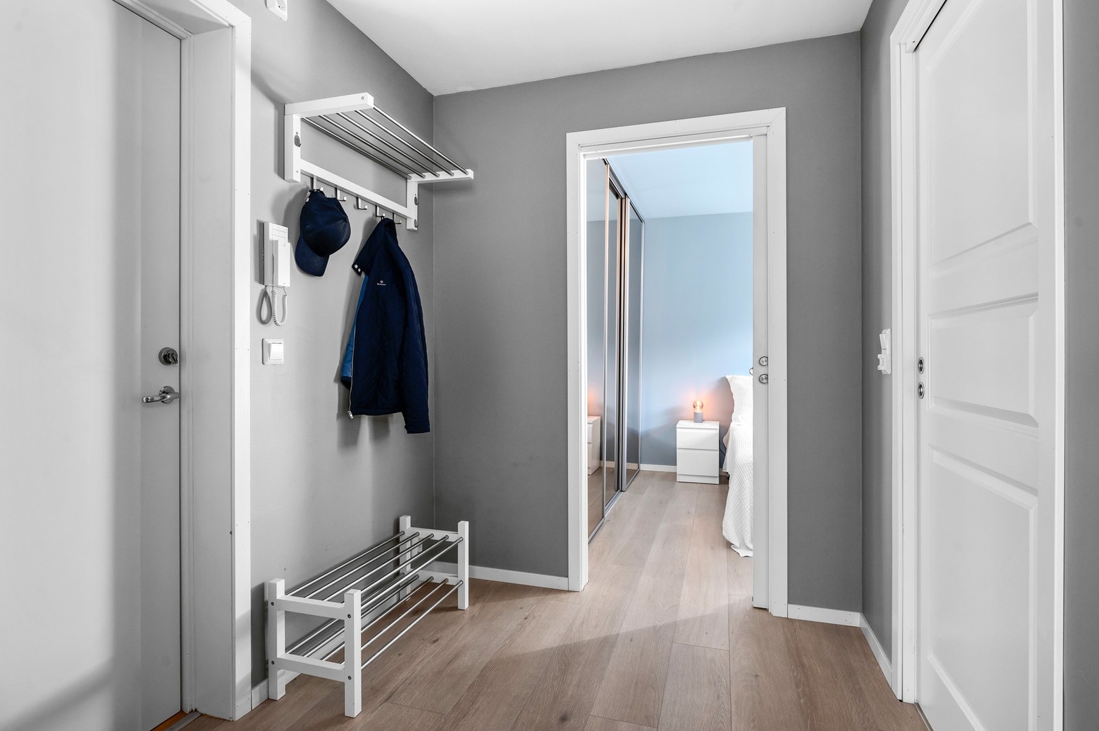 Gangen er velholdt og funksjonell og oppbevaring av klær. Galleribilde