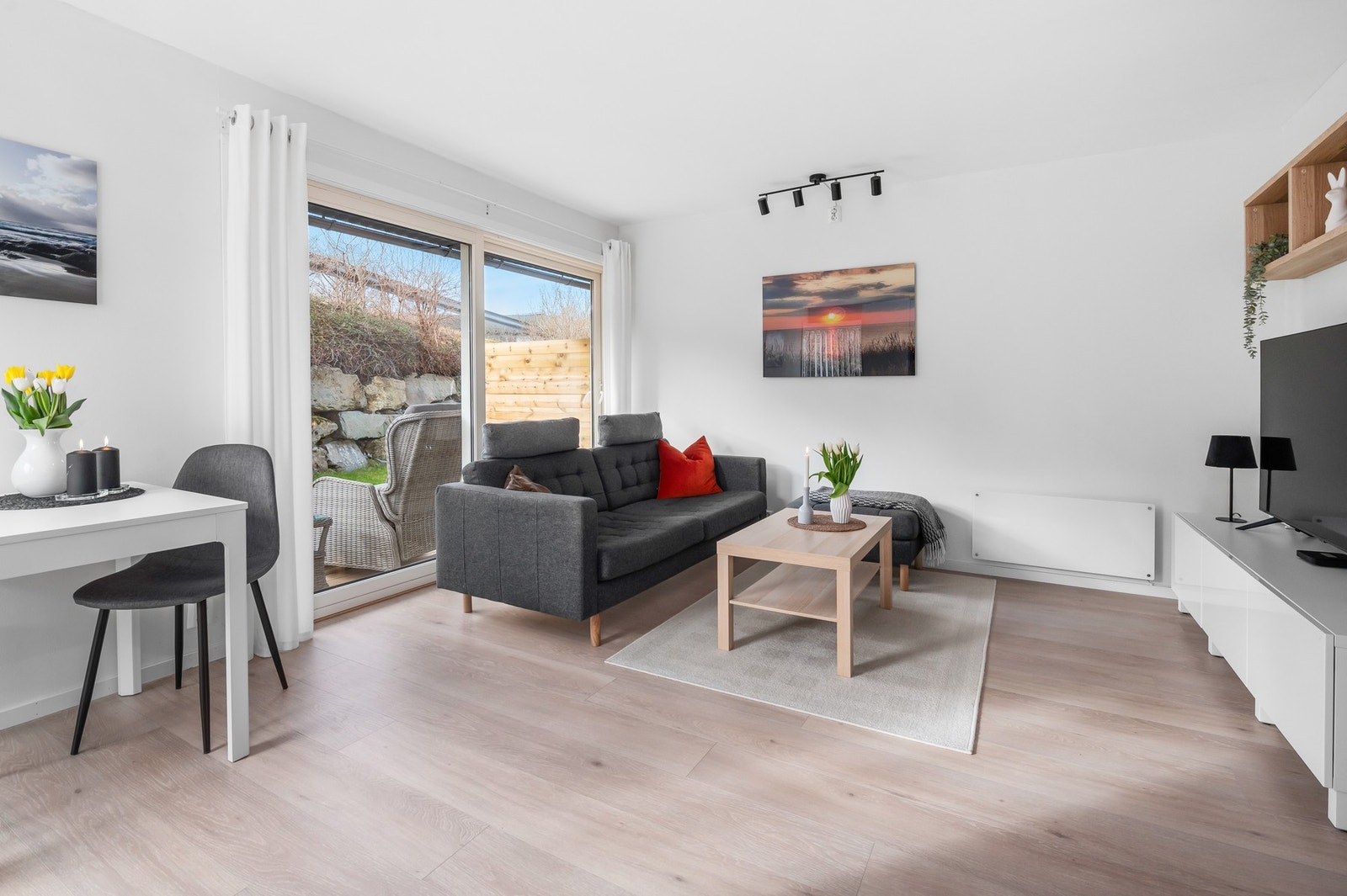 Du har en meget praktisk løsning med skyvedør ut til terrassen fra stuen. Galleribilde