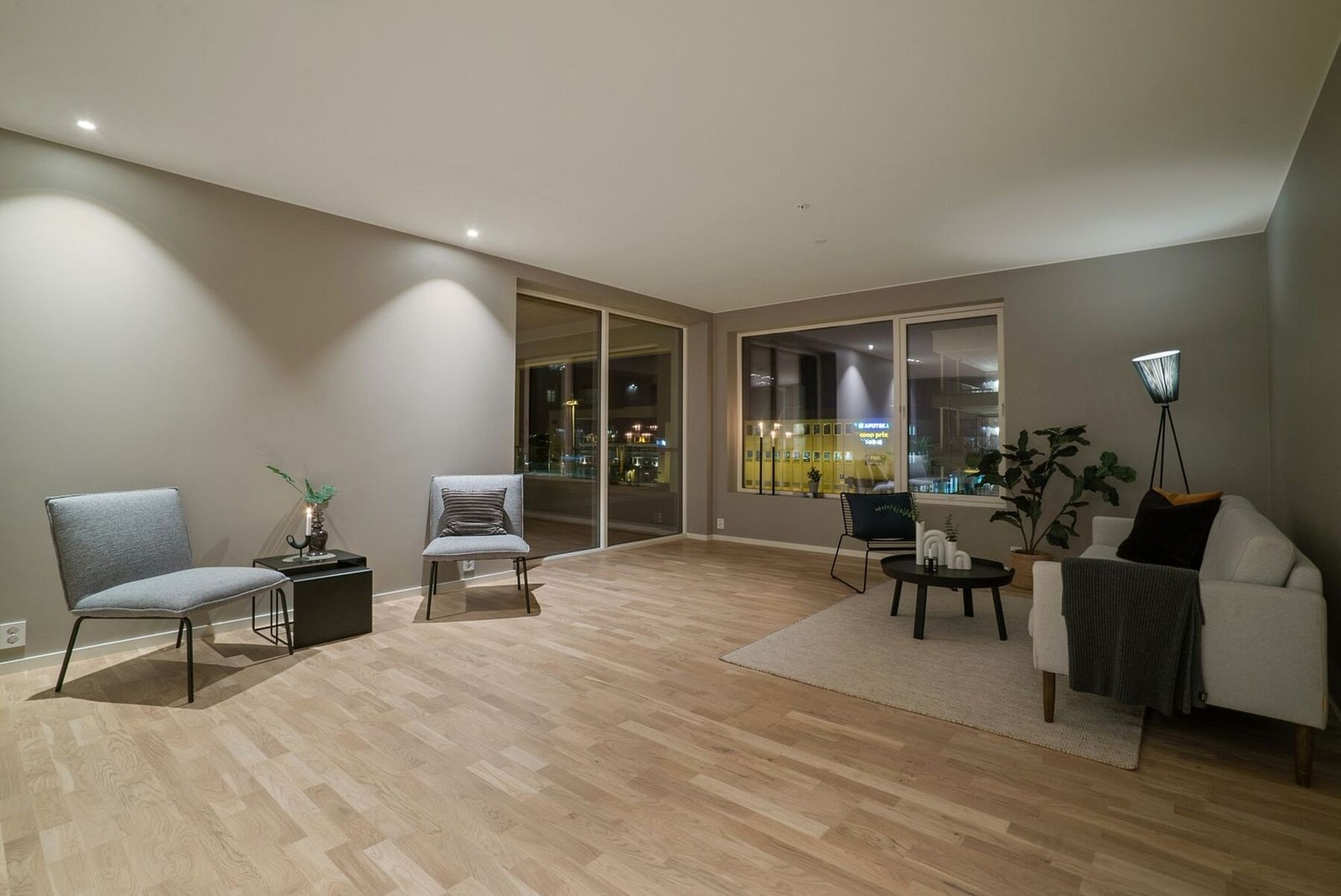 Stuen er romslig, med store vindusflater som gir godt med naturlig lys. Galleribilde