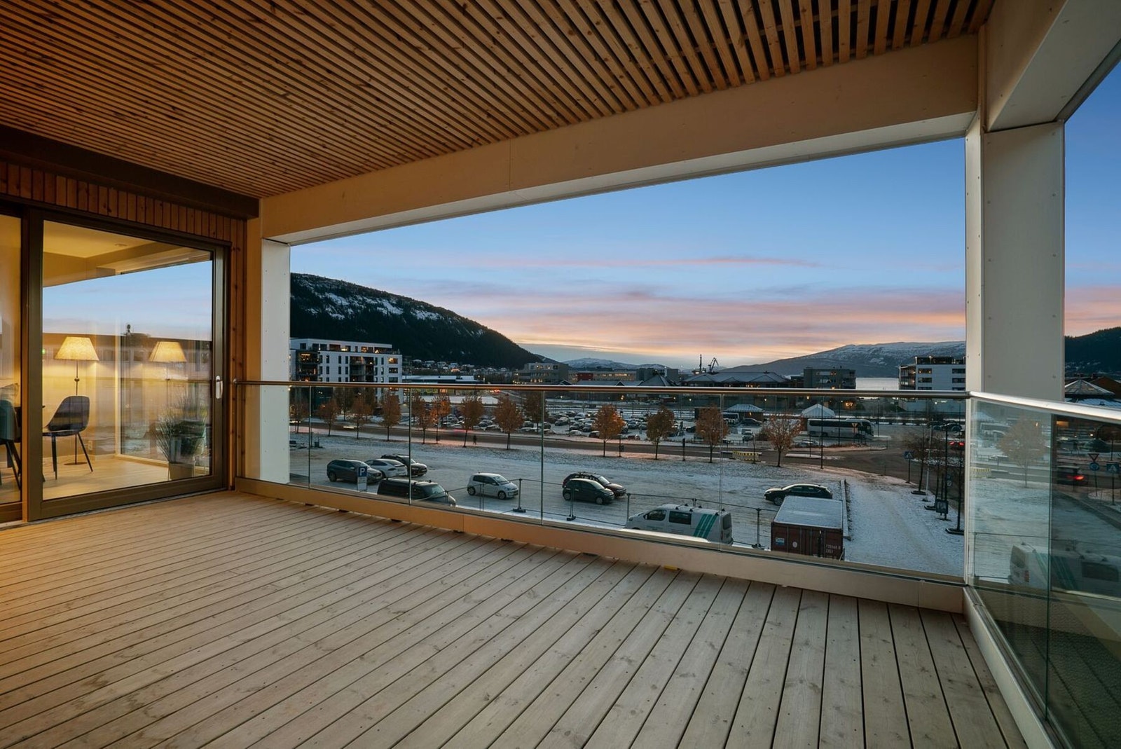 Romslig og pen takoverbygd veranda. Galleribilde