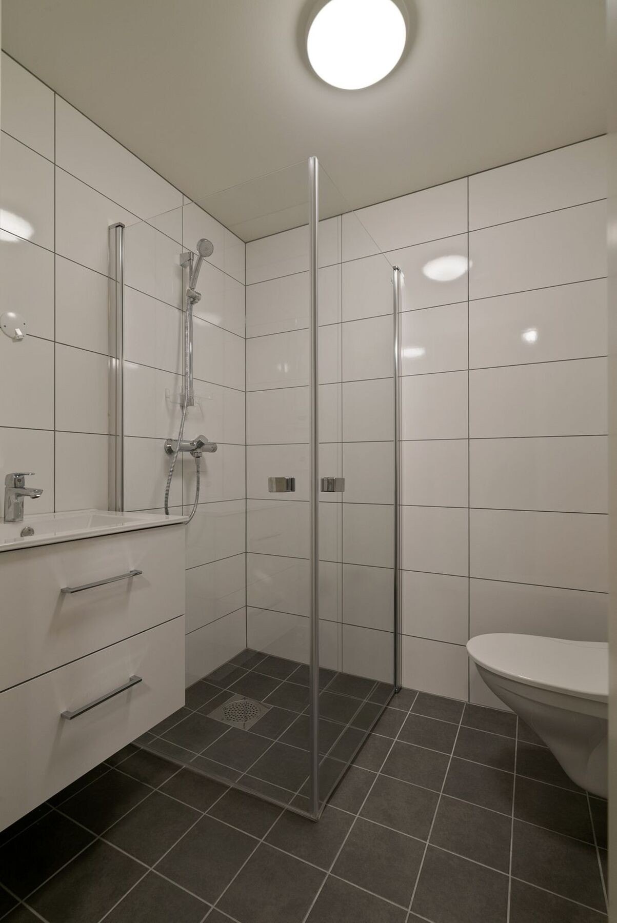 Leiligheten har to lekre bad, i moderne og stilren utførelse. Dette er det minste av de to. Galleribilde