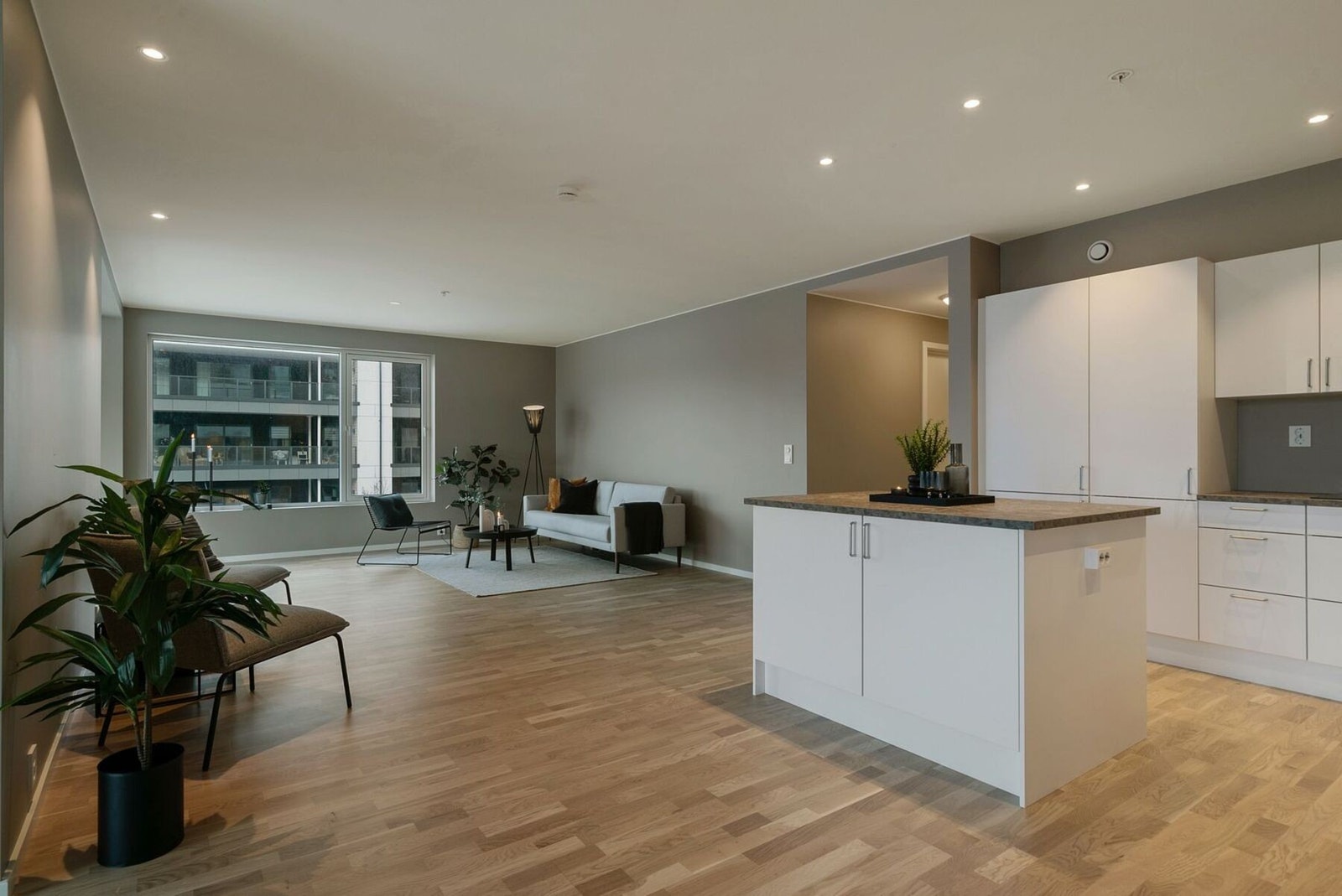 Splitter ny leilighet midt i sentrum med tre soverom, to bad, eget vaskerom, romslig stue og kjøkken med kjøkkenøy. Galleribilde