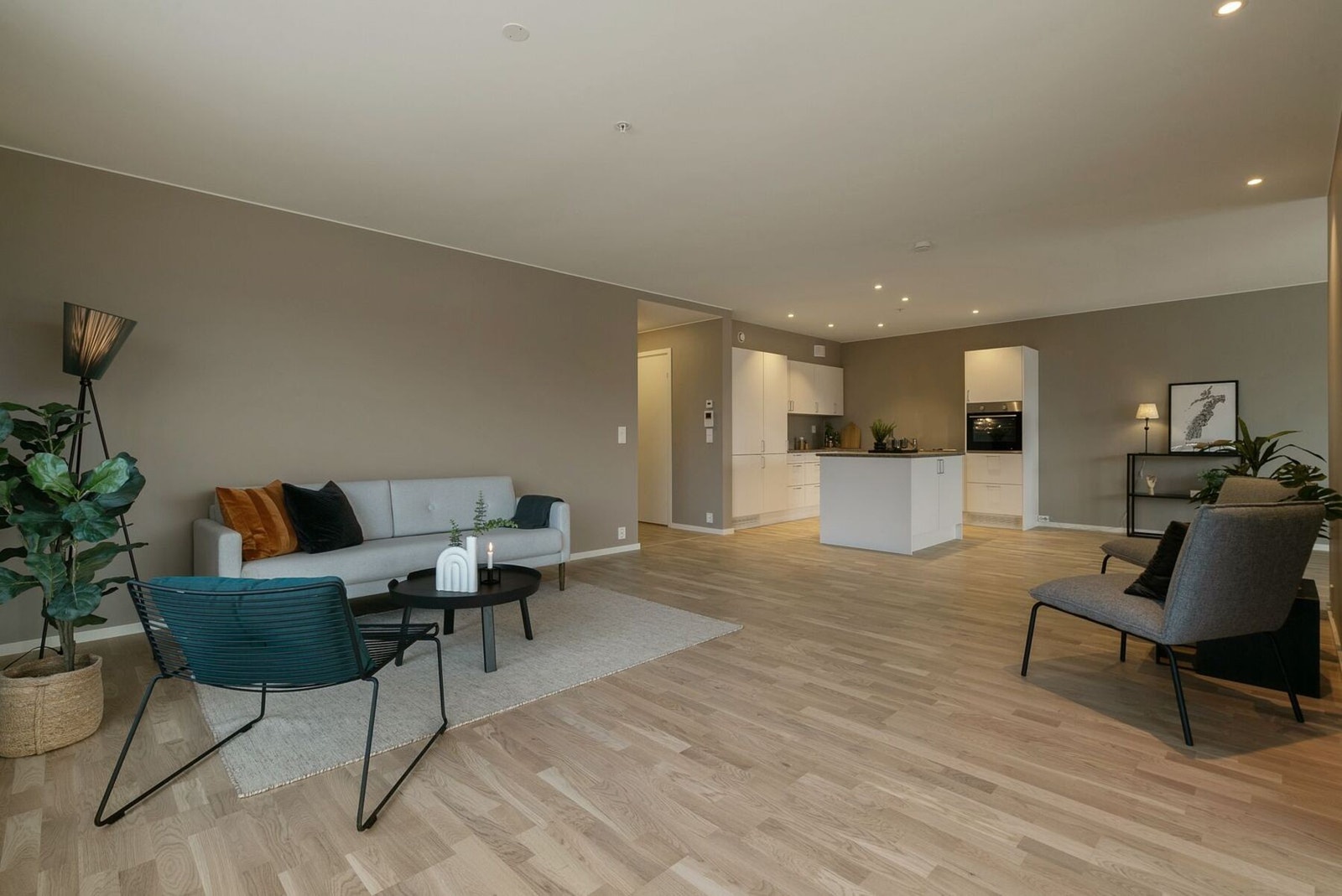 Leiligheten har god planløsning, med stue og kjøkken som ligger i tilknytning til hverandre. Her er det også en egen adskilt del til spisestue. Galleribilde