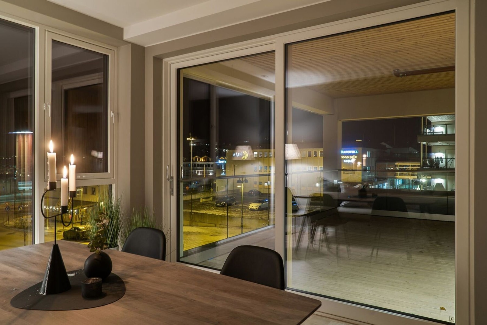 Fra spisestuen er det adkomst til leilighetens veranda. Galleribilde