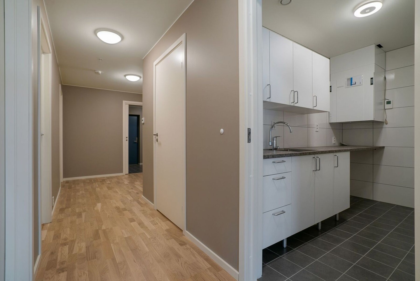 I tillegg til de to badene, har leiligheten et praktisk vaskerom. Galleribilde