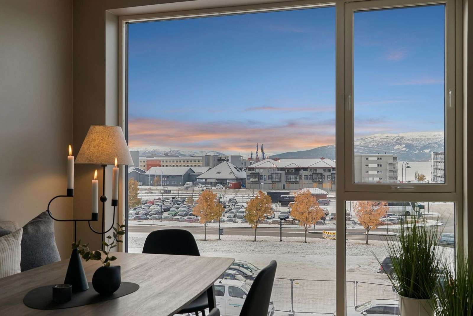 Spisestuen har lekker utsikt mot byen og Ranfjorden. Galleribilde