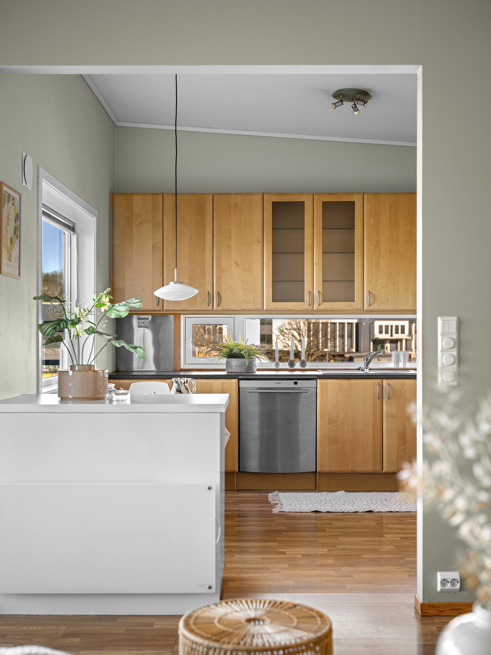 Like inn fra stuen finner man kjøkkenet Galleribilde