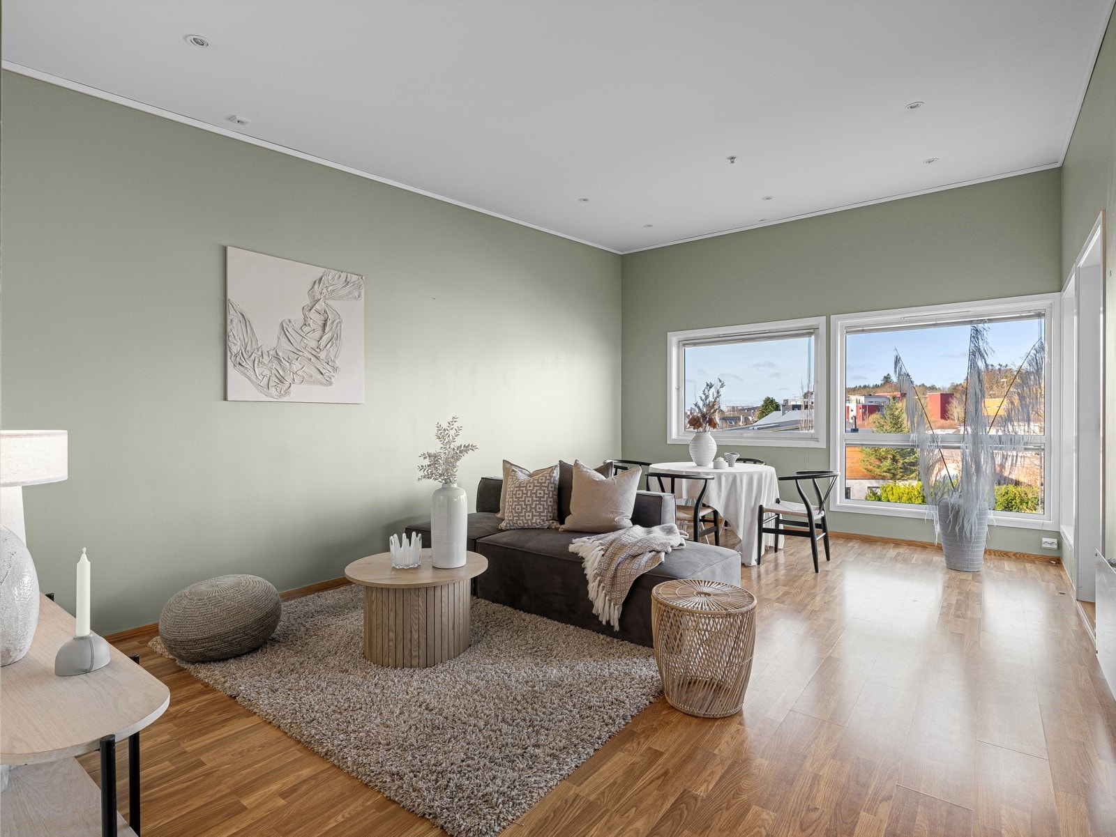 Lys og romslig stue med gode møbleringsmuligheter Galleribilde