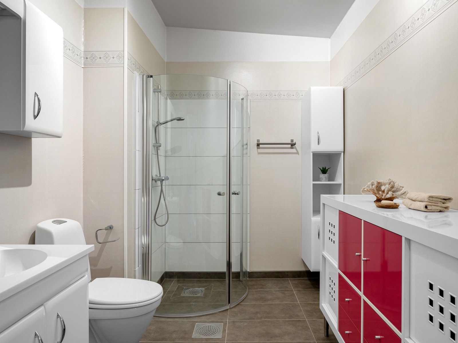 Rommet er innredet med baderomsseksjon med vask, speil, ekstra skap/kommode, nyere wc og dusj med nyere dusjdører Galleribilde