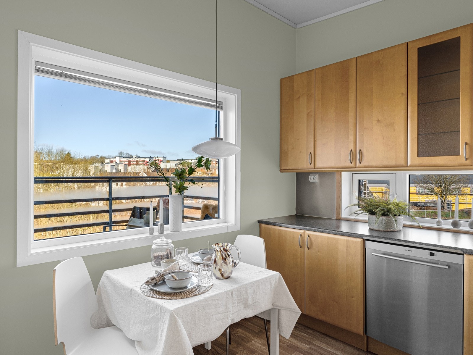 På kjøkkenet er det plass til frokostbord hvor kaffekoppen eller en matbit kan nytes i fred og ro Galleribilde