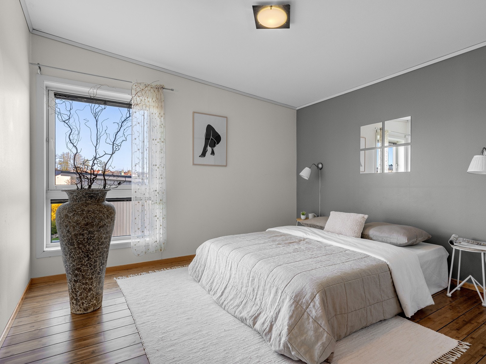 Stort hovedsoverom med garderobeløsning Galleribilde