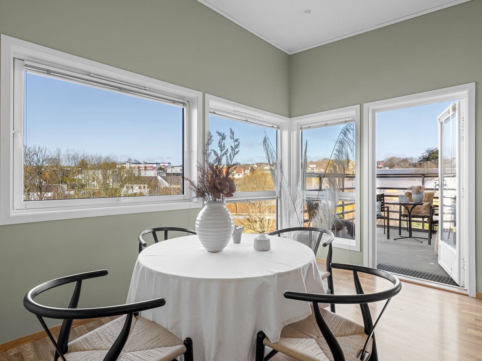 Fra stuen er det utgang til balkong på ca. 9 kvm Galleribilde