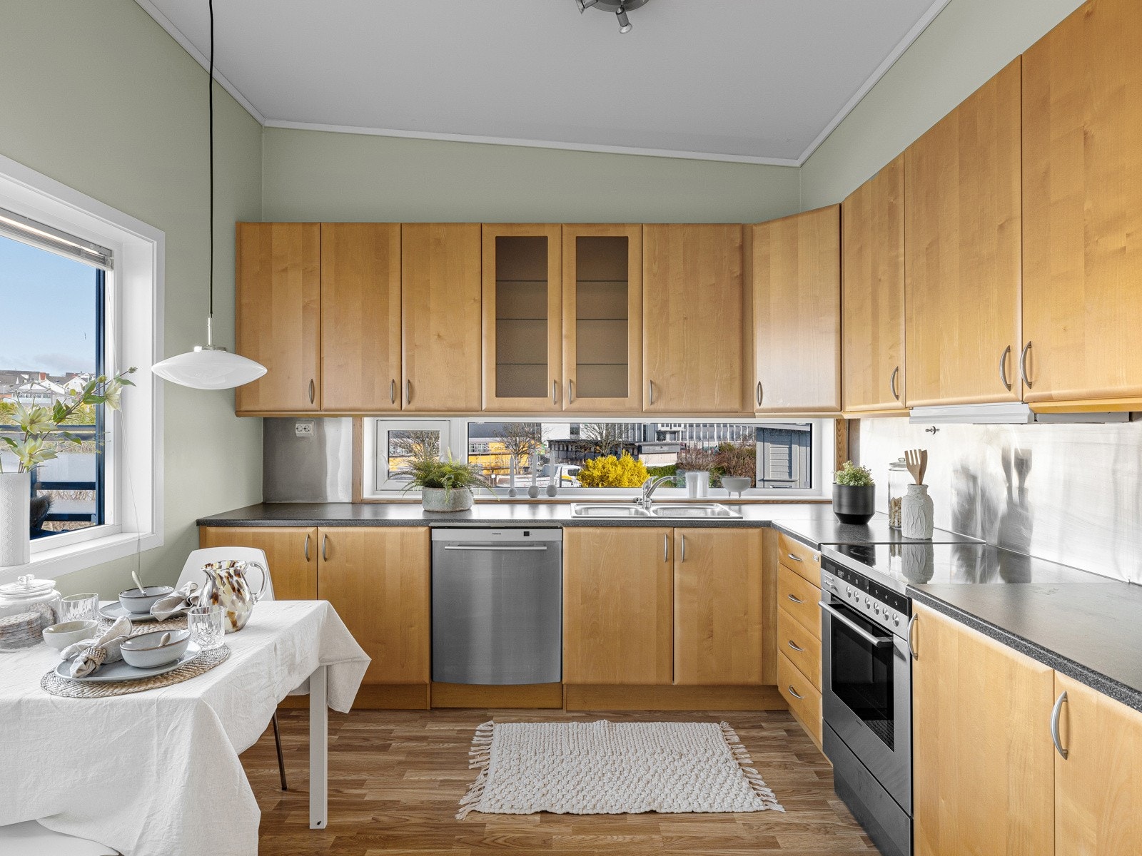 Flott kjøkken som har rikelig med skap- og benkeplass Galleribilde