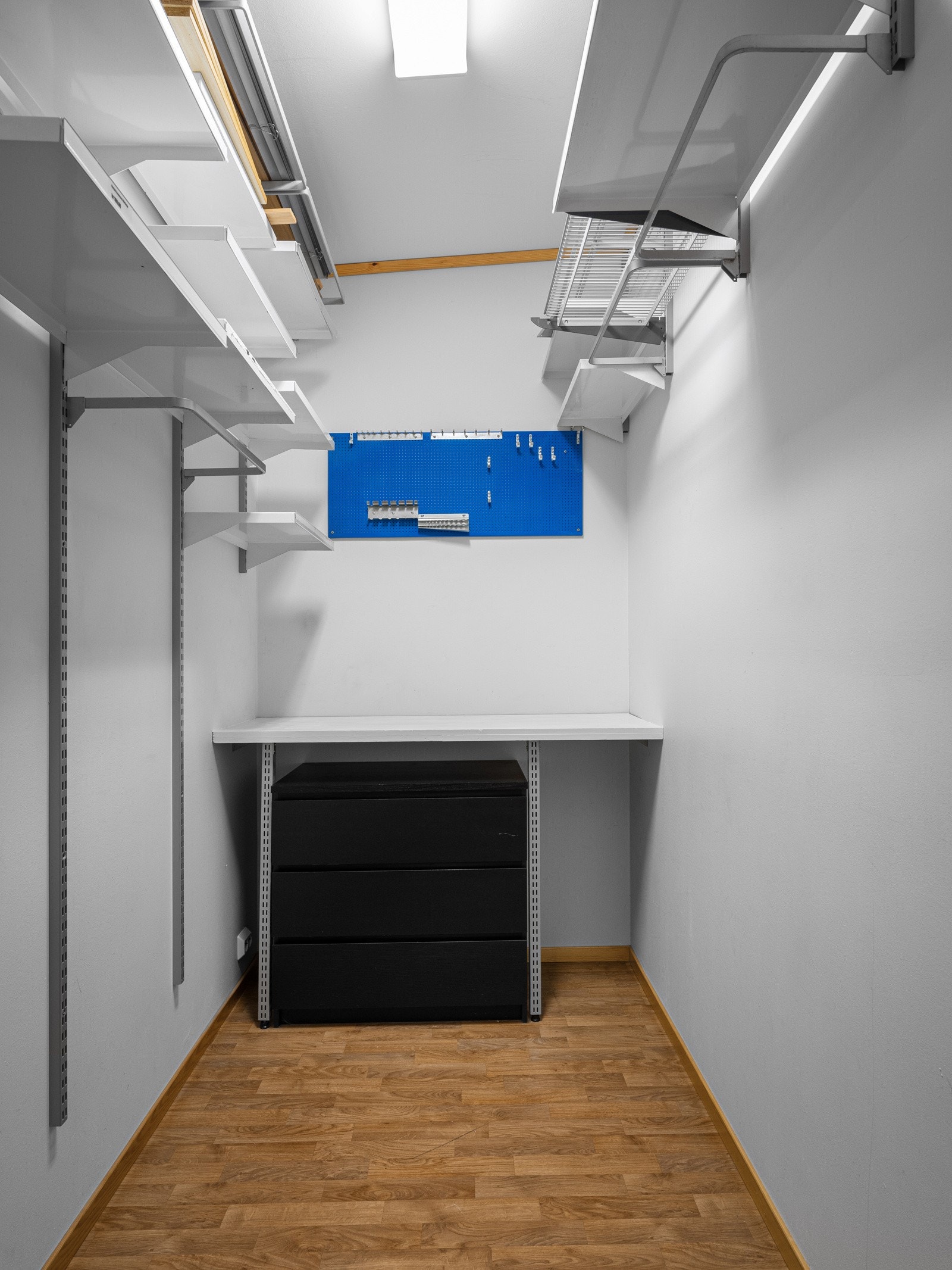 Praktisk bod med gode lagringsmuligheter Galleribilde