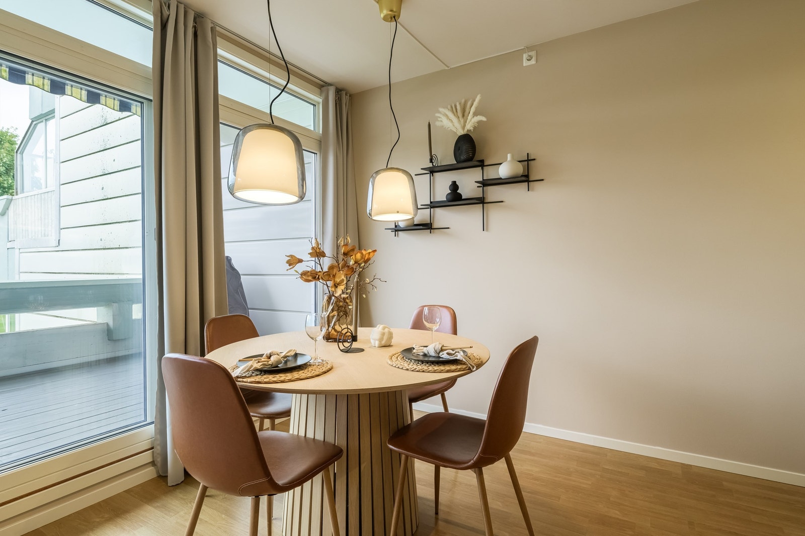 Store vindusflater slipper inn rikelig med naturlig lys og gir utgang til en solrik balkong på hele 15 m² Galleribilde