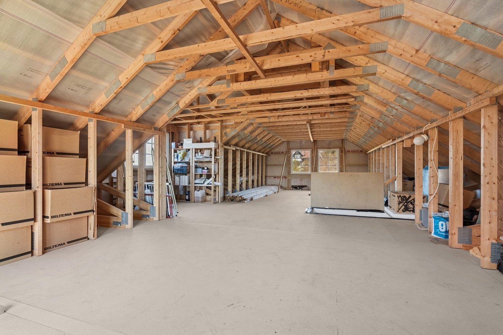 Uinnredet loft med videre utvikling, ideell for ekstra oppbevaring eller som ekstra oppholdsrom Galleribilde