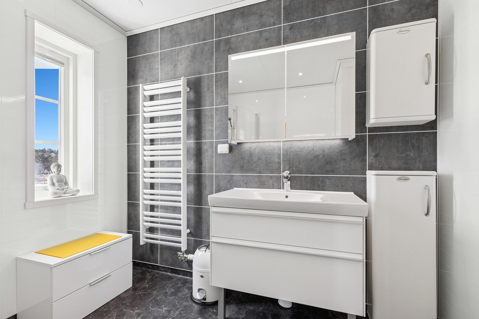 Badet er innredet med med belegg på gulv og baderomsplater på vegger, noe som gir et rent uttrykk. Galleribilde