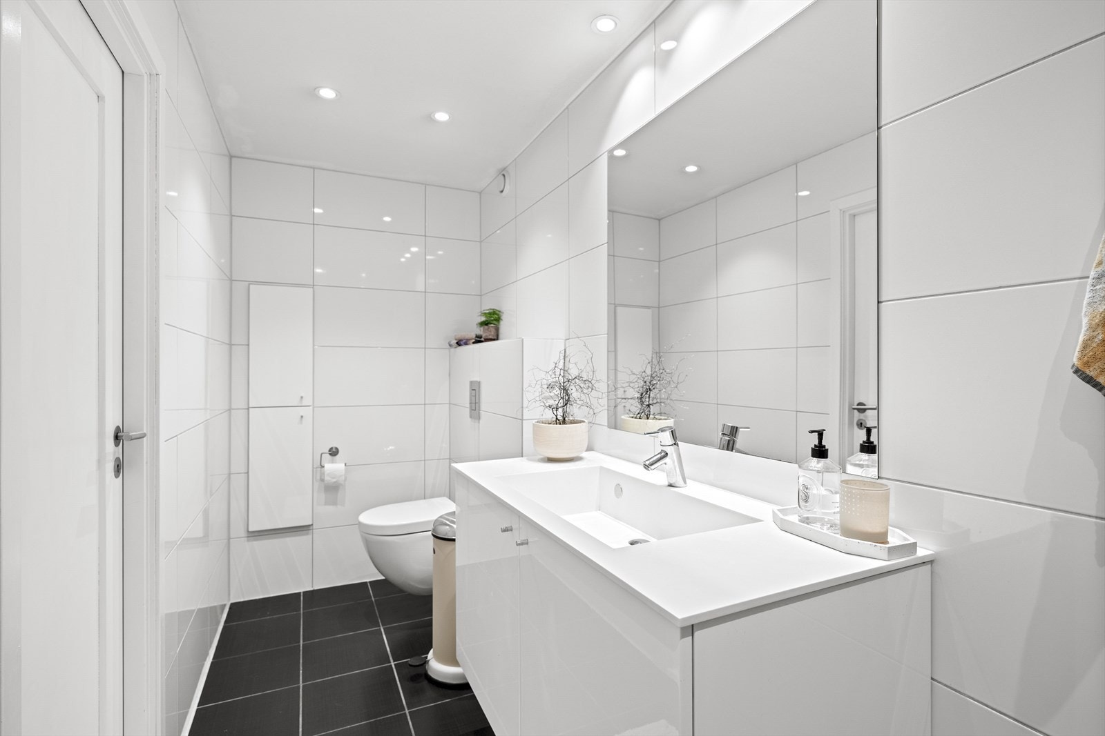 - Badet er tidløst og består av mørke fliser på gulv og lyse på vegger - Galleribilde