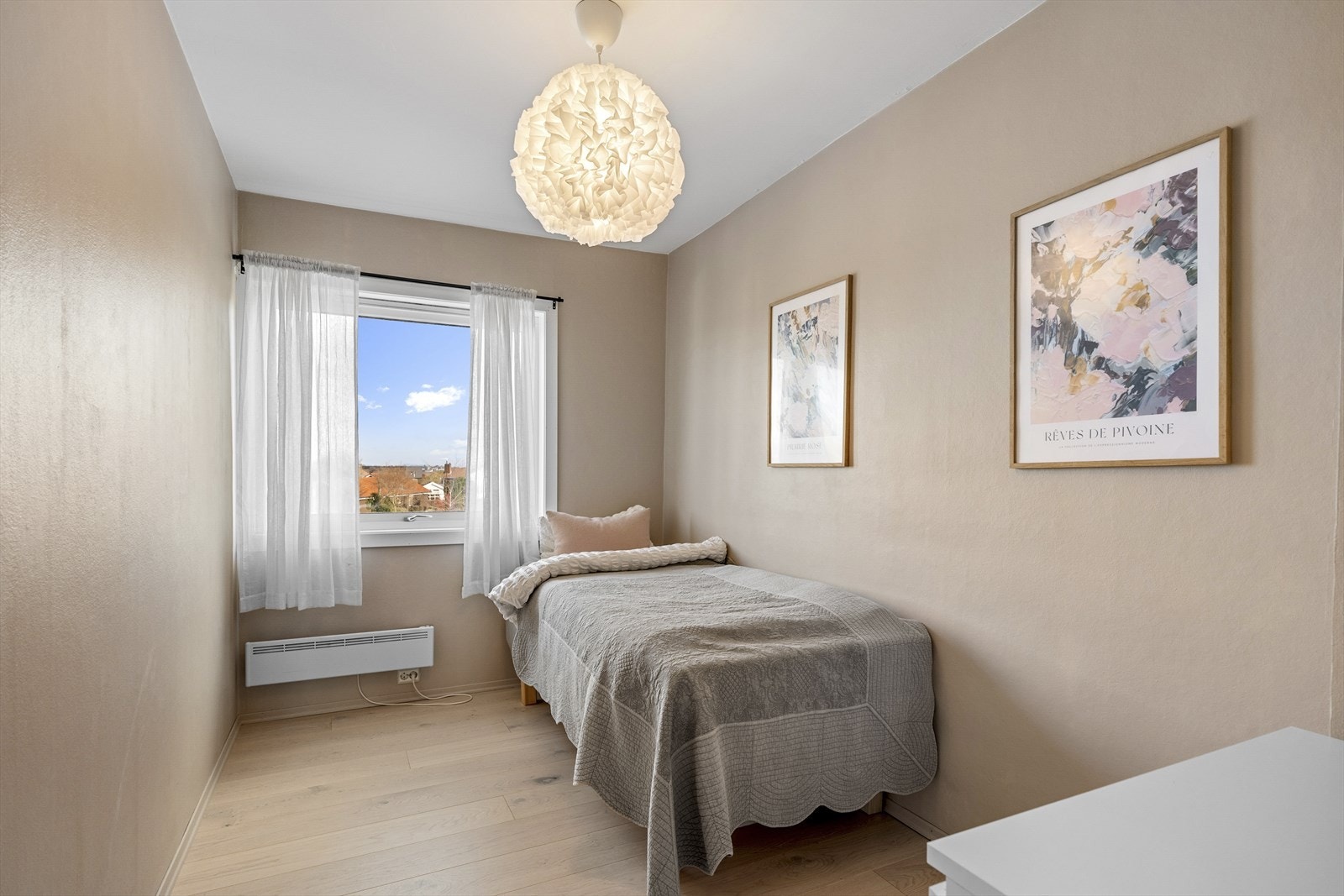 - Alle soverom er malt i flotte beige-toner - Galleribilde