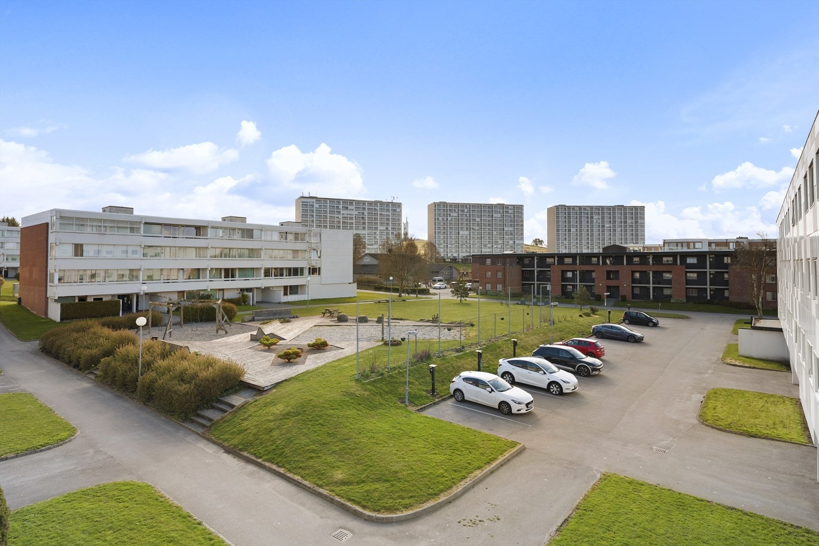 - Det er dagligvarebutikk, bussholdeplass, barnehage og skole innen få minutters gangavstand fra leiligheten - Galleribilde