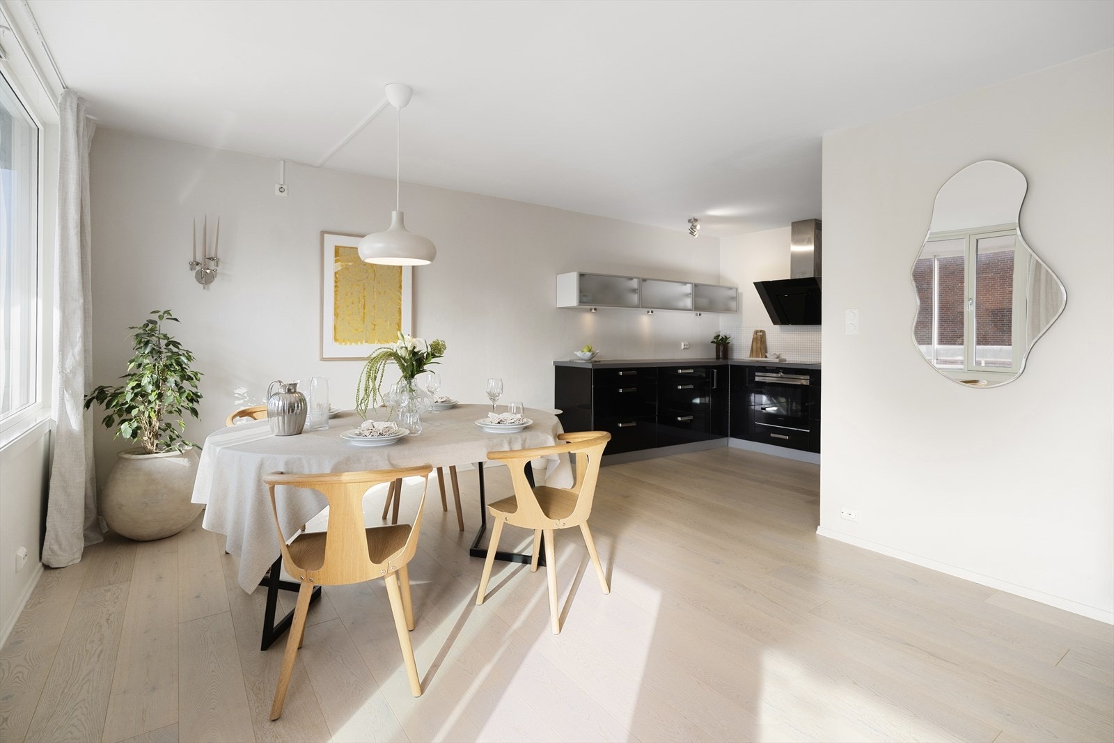 - Åpen løsning mellom spisestue og kjøkken - Galleribilde