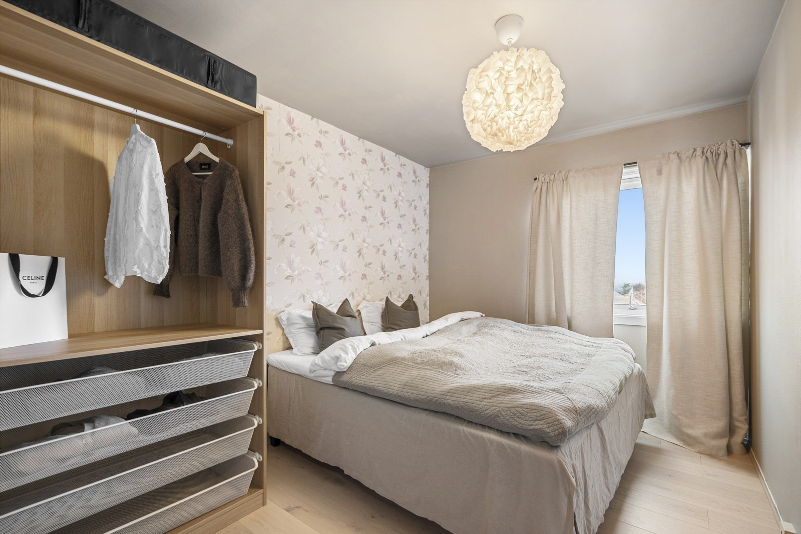 - Hovedsoverommet er romslig med plass til dobbeltseng og garderobe, og har i tillegg en walk-in garderobe - Galleribilde