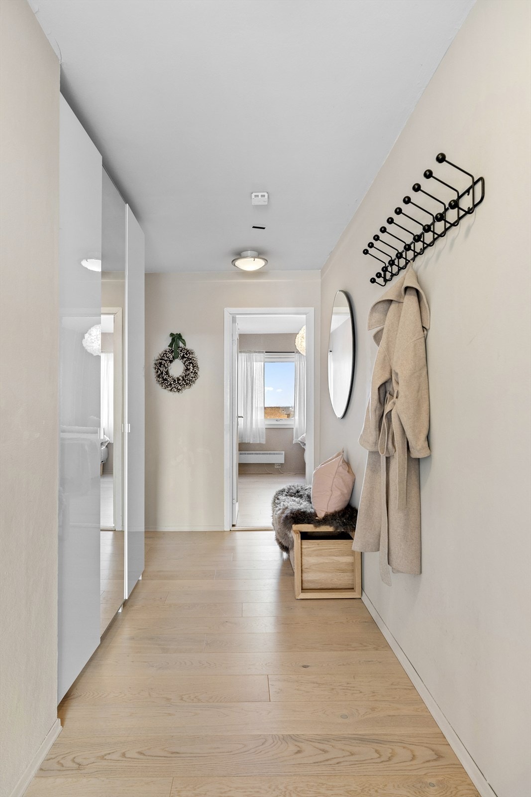 - Her er det god plass til oppheng av både jakker og skostativ - Galleribilde