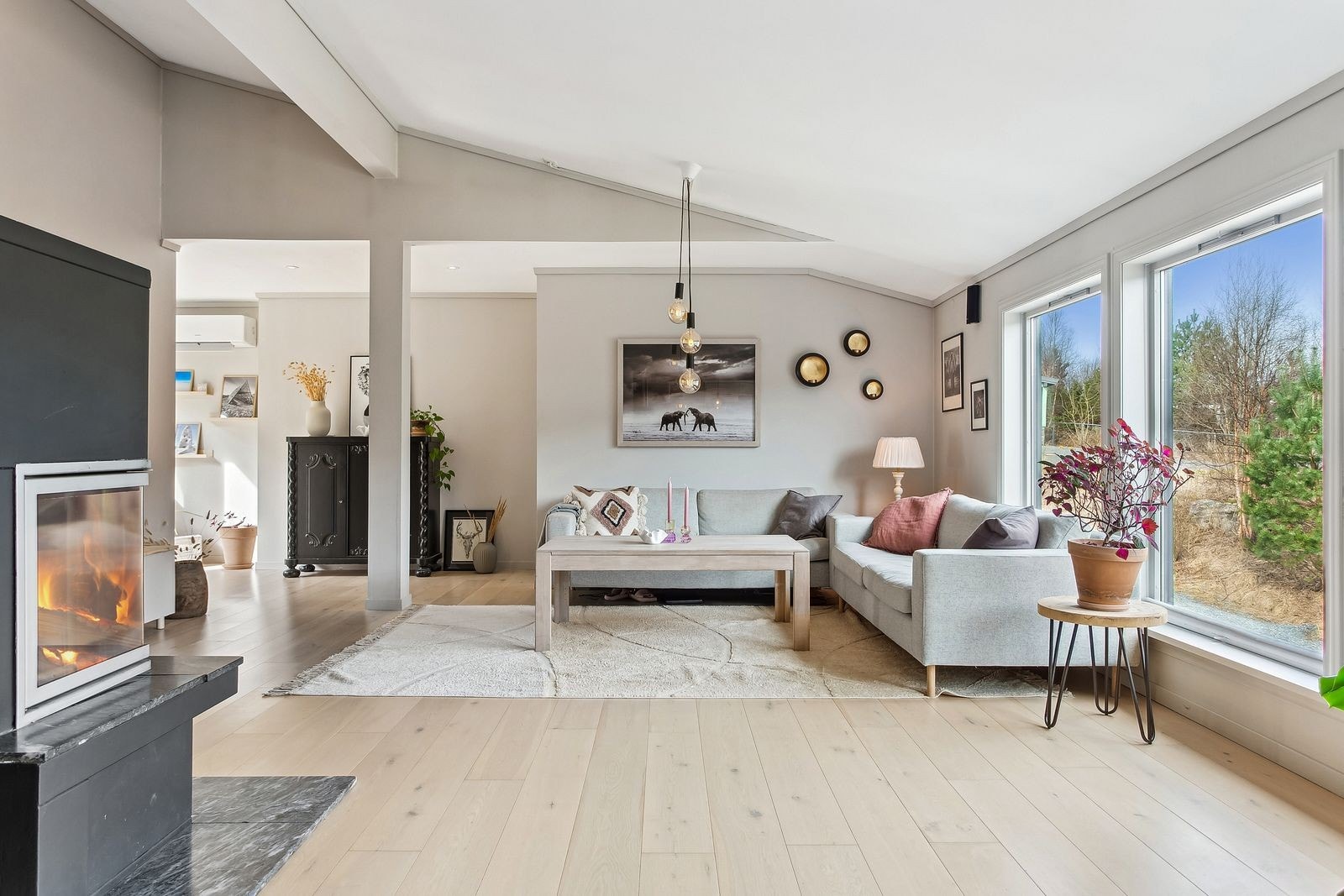 Stuen er lys og romslig og har god plass til sofagruppe - Peis og varmepumpe Galleribilde