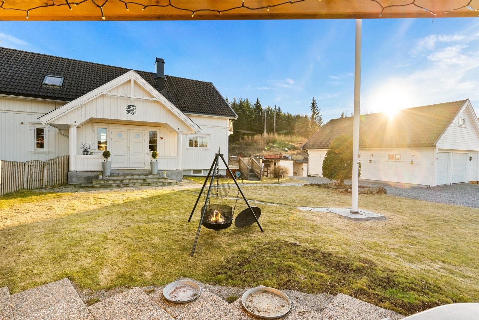 Sjenerøs eiendom med flott uteområdet. Galleribilde