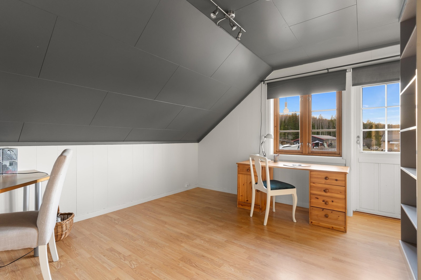 Kontorrom med utgang til balkong. Galleribilde