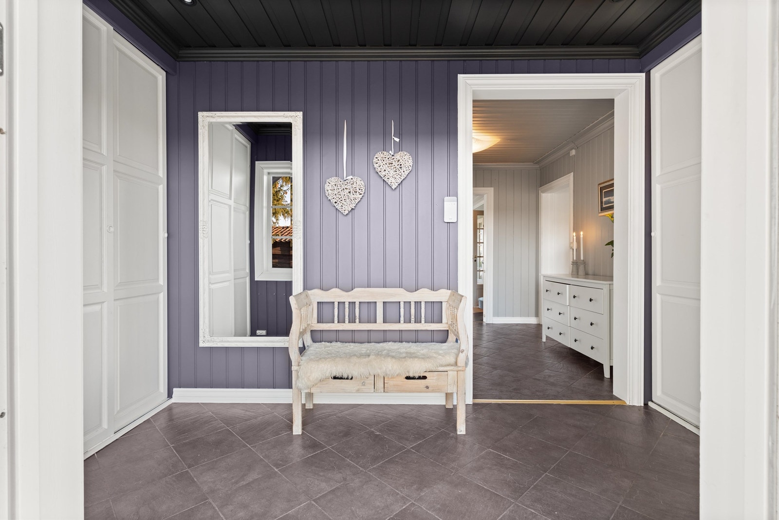 Stor entrê med plass til garderobe. Galleribilde
