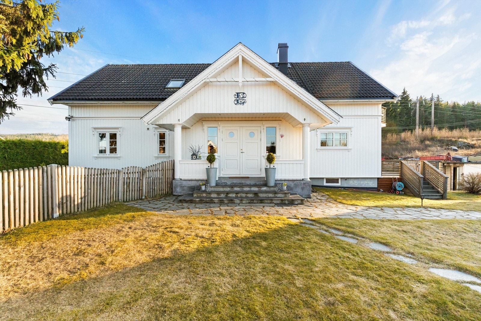 Inngangsparti til huset. Galleribilde