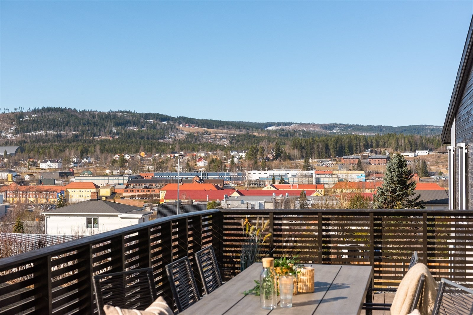 Utsikt fra terrasse. Galleribilde
