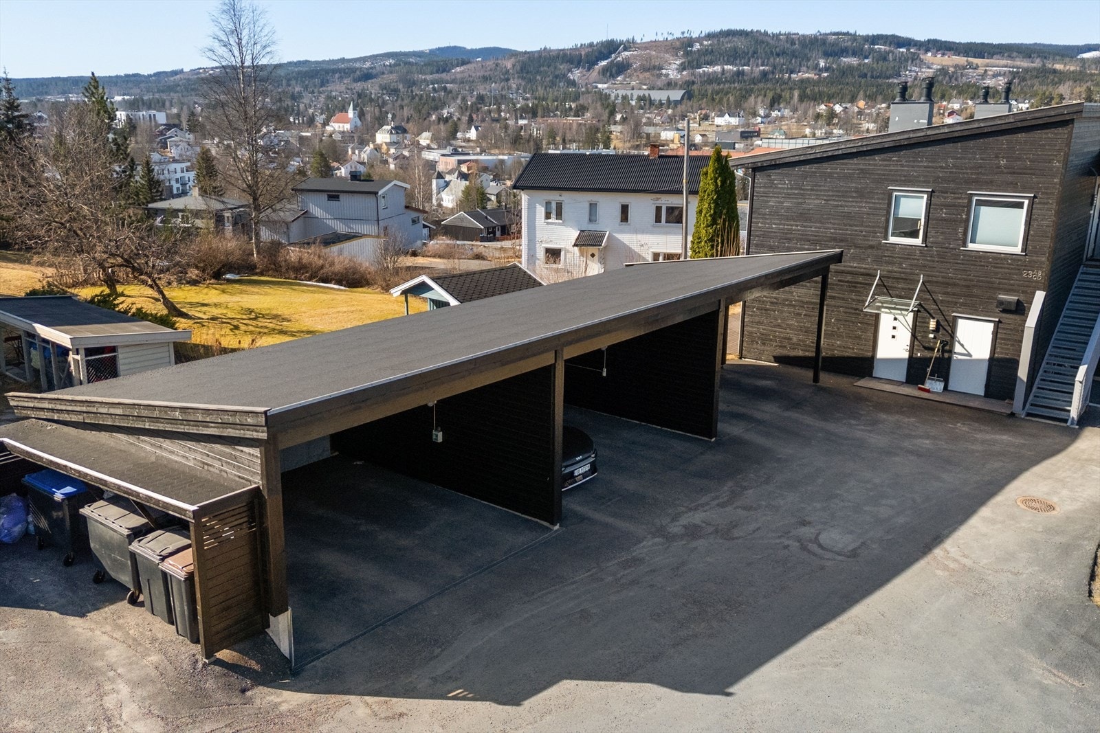 Det medfølger en carportplass. Galleribilde
