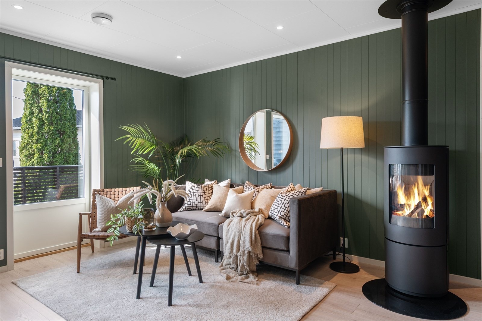 Stua har store vinduer som gir mye naturlig lys. Galleribilde