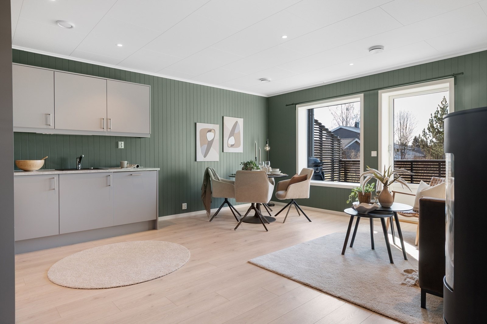 Lys og innbydende stue med åpen kjøkkenløsning og adkomst til terrasse. Galleribilde