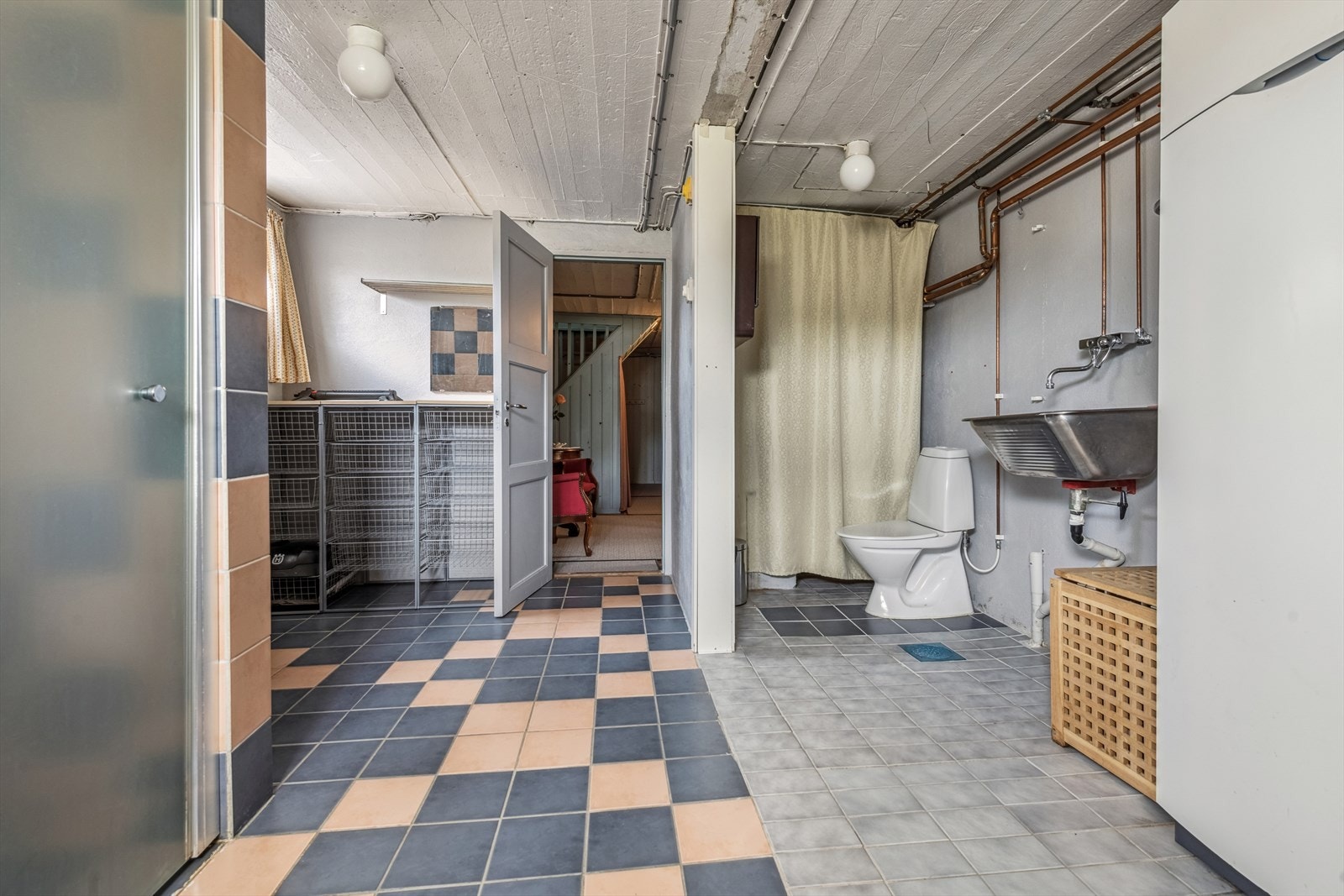 På vaskerommet er det også gulvstående toalett og utslagsvask. Galleribilde