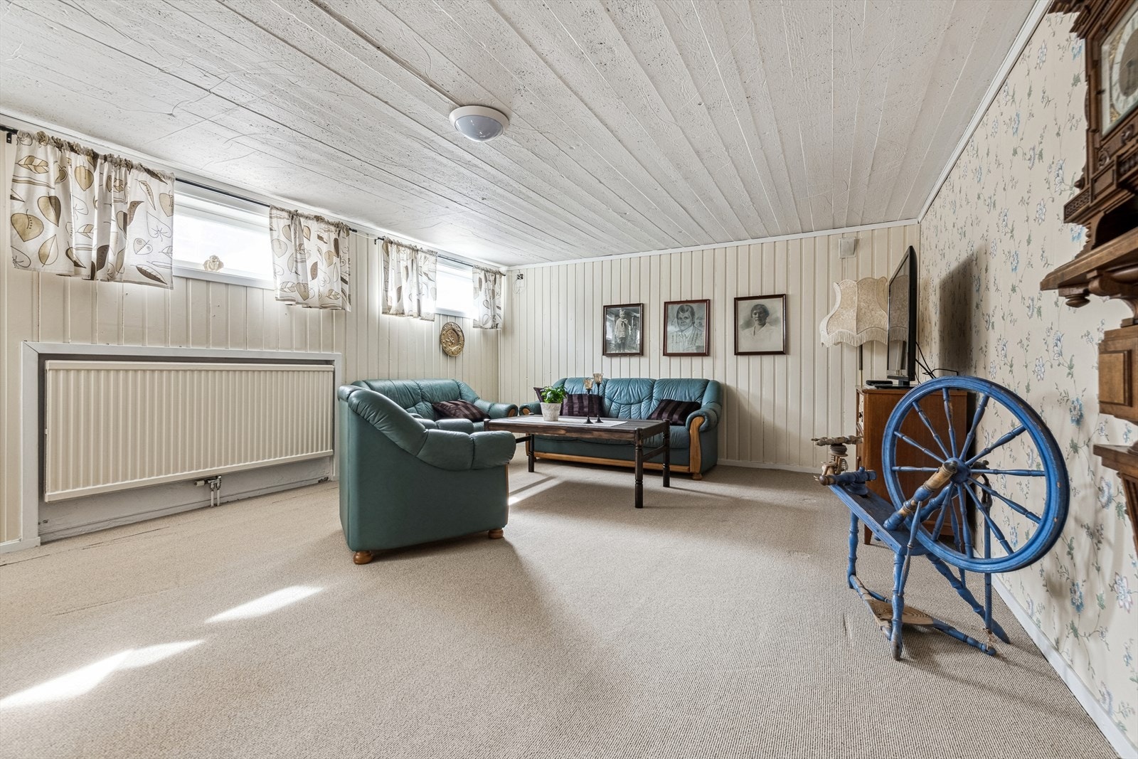 Romslig kjellerstue. Galleribilde